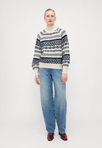 Vero Moda Tall VMHENYA HIGHNECK  - Stickad tröja - birch/navy