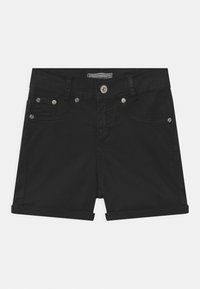 Shorts in denim nero con orlo arrotolato, dotati di hardware argentato e cuciture decorative. Tasche frontali e chiusura con bottone sopra la zip.