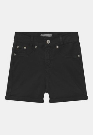 Schwarze Denim-Shorts mit umgeschlagenem Saum, ausgestattet mit silbernen Beschlägen und dekorativen Nähten. Vordertaschen und ein Knopfverschluss über dem Reißverschluss.