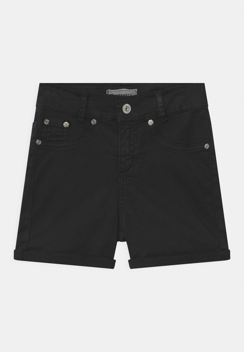 Shorts in denim nero con orlo arrotolato, dotati di hardware argentato e cuciture decorative. Tasche frontali e chiusura con bottone sopra la zip.