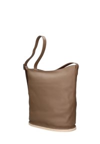 Borsa tote in pelle marrone con finitura testurizzata, dotata di una tracolla regolabile singola e un bordo inferiore morbido. Design minimalista, apertura superiore senza chiusura.
