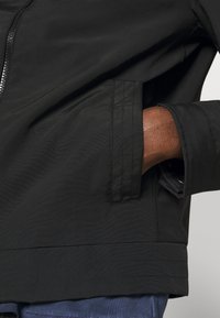 Calvin Klein Tunn jacka - black