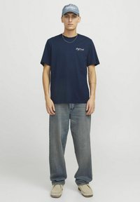 Jack & Jones RUNDHALS - Marškinėliai su spaudiniu - navy blazer