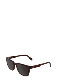 Occhiali da sole con lenti grigio scuro, montatura rettangolare in plastica color borgogna e sottili dettagli in metallo marrone sulle aste. Dettaglio del logo sull'asta.