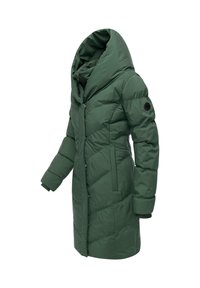 Lång grön puffjacka med en stor huva, quiltad textur, sidofickor och en rund logotyp på ärmen. Framlåsning med dragkedja.
