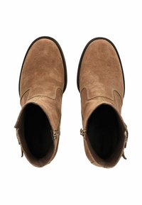 Bottines en daim marron avec un bout arrondi, des fermetures éclair sur le côté et une finition texturée. Dotées d'un petit talon et d'une semelle noire lisse.