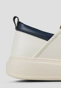 Sneakers stringate in pelle bianca con dettagli blu navy e marroni, suola intermedia testurizzata e una linguetta sul tallone per una facile calzata.