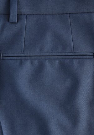 Granatowe spodnie w kant z płaskim przodem, prostymi liniami i jedną tylną kieszenią, starannie przeszytymi dla eleganckiego wyglądu.