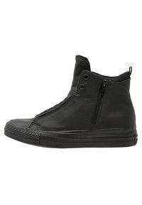Schwarzer Leder-High-Top-Sneaker mit einem Reißverschluss, runder Zehenpartie, strukturiertem Profil und zwei Ösen. Einfaches Design mit glatter Oberfläche.