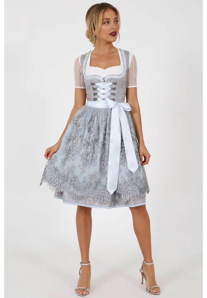 Graues Spitzen-Dirndl mit einem taillierten Oberteil, kurzen Ärmeln, floralen Stickereien und einem satinierten blauen Band in der Taille. Mit einem ausgestellt Rock.