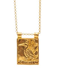Guldhänge med en präglad hägerdesign, rektangulär form, texturerad yta och en delikat kedja.