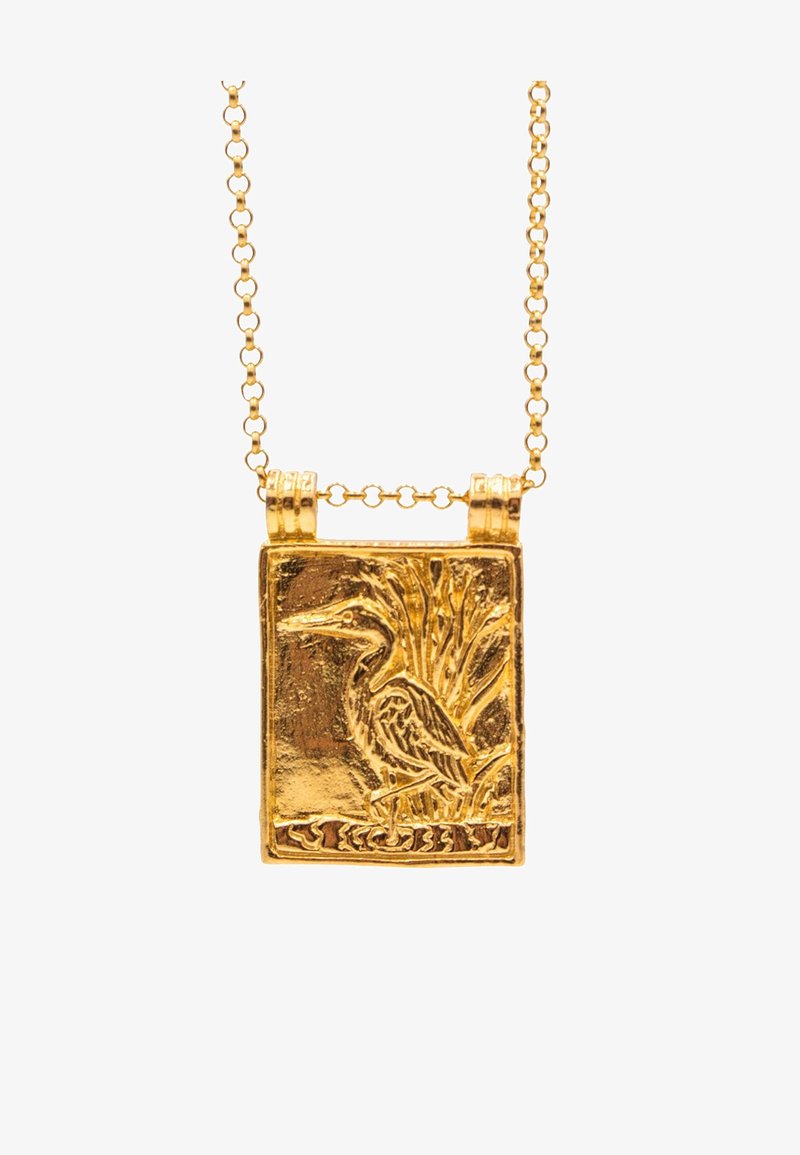 Collier en pendentif en or avec un design de héron en relief, de forme rectangulaire, surface texturée et chaîne délicate.