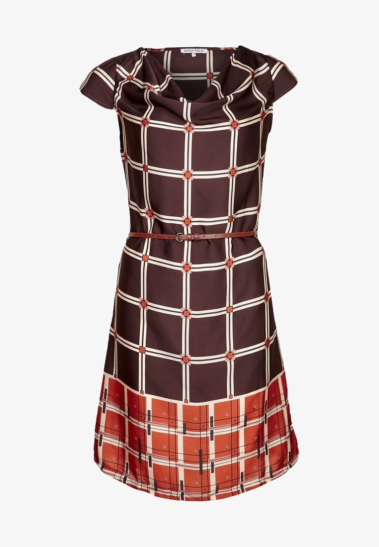 Robe marron et orange mi-genou avec manches courtes, motif en grille géométrique, et fine ceinture marron à la taille.