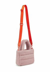 Borsa fuzzy rosa con superficie testurizzata, dotata di due manici corti e una tracolla arancione rimovibile. Ha una forma rettangolare con dettagli imbottiti.