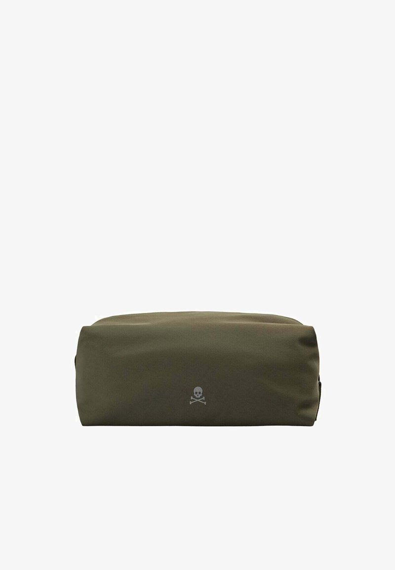 Pochette rectangulaire vert olive avec un petit logo tête de mort et os croisés centré sur le devant.