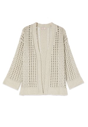 Beżowy sweter kardigan na otwartej przodzie z szerokimi rękawami i teksturowanym wzorem pionowych rzędów oczek.