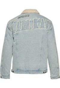 Chaqueta de denim azul claro con cuello de sherpa beige, gran texto desgastado "KARL KANI" y "EST.1989" bordado en la parte posterior.