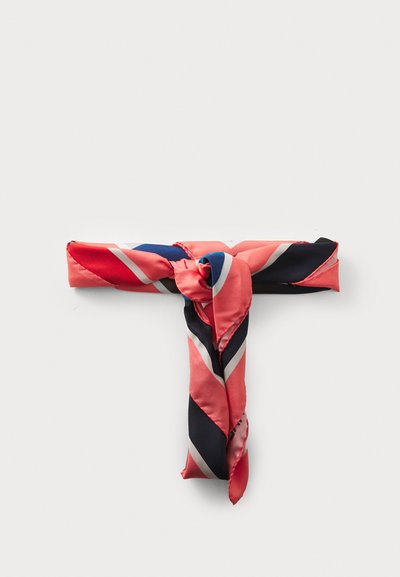 Foulard en soie corail et marine avec des rayures diagonales et un design noué, maintenu en forme de T, présentant une texture lisse et une finition brillante.