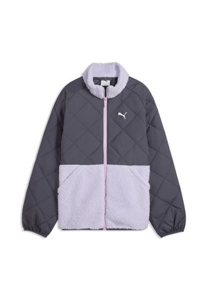 Quiltet jakke med lange ærmer og lynlås, med mørkegrå øverste del og ærmer, lys lilla fleece nederst, krave og Puma-logo på brystet.
