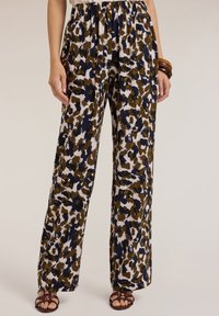 Pantaloni a gamba larga con stampa leopardata marrone, blu navy e bianca; realizzati in tessuto morbido con vita elasticizzata.