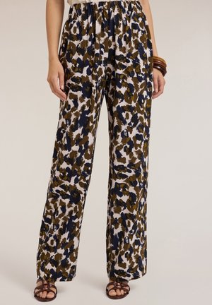 Pantalons larges avec un imprimé léopard marron, bleu marine et blanc ; fabriqués en tissu doux avec une taille élastique.