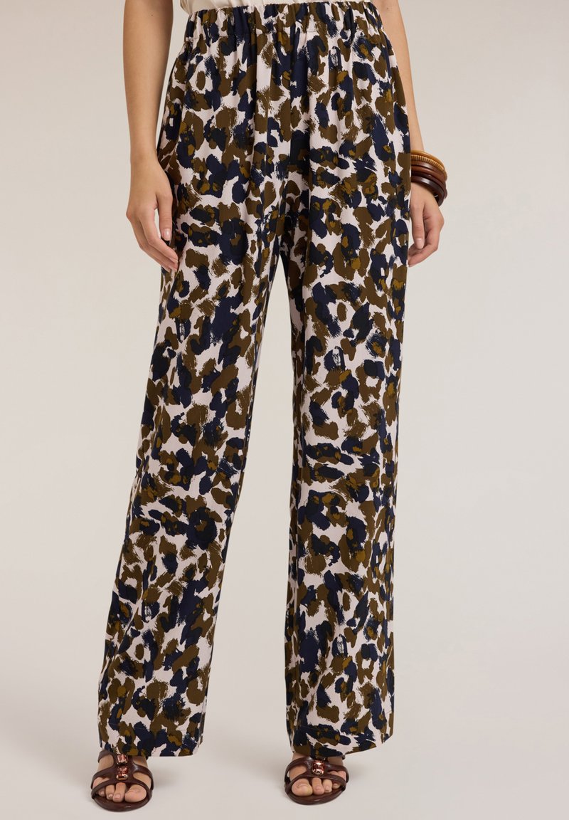 Pantaloni a gamba larga con stampa leopardata marrone, blu navy e bianca; realizzati in tessuto morbido con vita elasticizzata.
