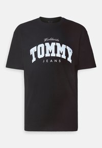VARSITY TEE UNISEX - Nyomott mintás póló - black