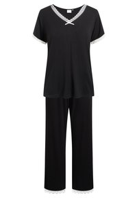 Ensemble de pyjama noir comprenant un haut à manches courtes et un pantalon long. Le haut a un col en V avec une bordure en dentelle blanche et un nœud, tandis que les bas de pantalon ont également des accents en dentelle.