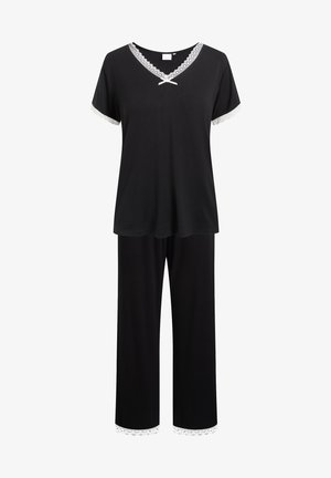 Conjunto de pijama negro que incluye una parte superior de manga corta y pantalones largos. La parte superior tiene un escote en V con borde de encaje blanco y un lazo, mientras que los puños de los pantalones también presentan detalles de encaje.