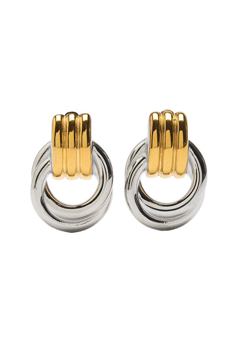 Para dwóch tonów metalowych kolczyków na klips z złoto-tonowanymi potrójnymi prętami łączącymi się z srebrno-tonowanymi otwartymi okrągłymi pętlami.