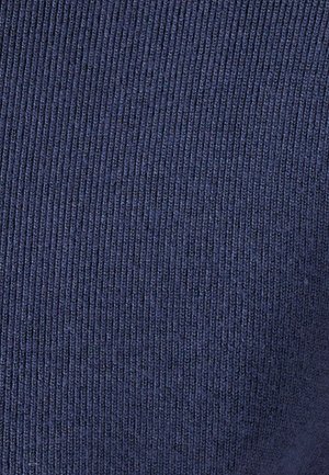 Primer plano de tela de punto azul oscuro con costillas que muestra un patrón texturizado vertical.