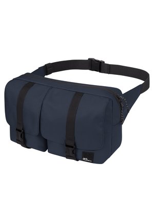 Navyblaue, strapazierfähige Stofftasche mit zwei Vorderfächern, verstellbarem Tragegurt und schwarzen Schnallen; verfügt über eine glatte Textur und ein minimalistisches Design.