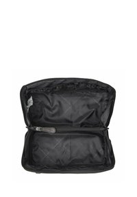 Borsa nera con zip, dal design liscio, con rivestimento interno nero trapuntato e una piccola tasca interna con zip. Design aperto per un facile accesso al contenuto.