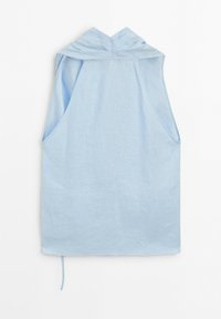 Haut sans manches à capuche bleu clair, coupe ample avec un petit cordon suspendu à l'ourlet inférieur.