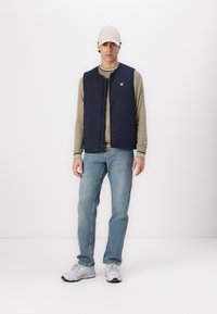 Lyle & Scott LIGHTWEIGHT FILLED GILET - Vesta - midnight navy