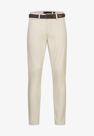 Pantaloni beige in cotone con design aderente, caratterizzati da una cintura marrone intrecciata e una texture liscia. Dotati di passanti standard per cintura e tasche.