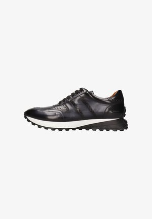 Scarpa sportiva in pelle nera con accenti perforati, suola texturizzata e midsole bianco. Presenta lacci neri e un design a punta arrotondata.