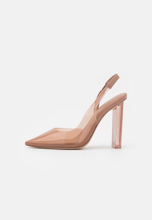 Sandale transparente nude à talon haut, avec un bout pointu, un design à lanière arrière et un talon bloc transparent. Texture lisse et minimalisme dans les détails.
