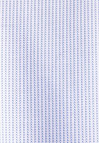 Lichtblauwe stof met fijne verticale strepen en een subtiele textuur, voorzien van een herhalend pijlpatroon.