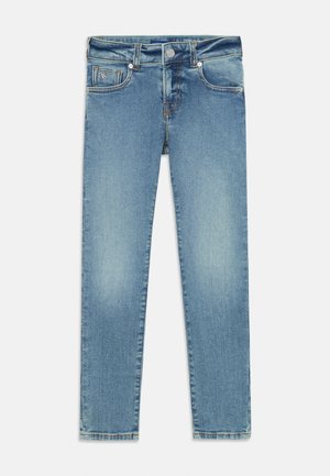 Lichtblauwe denim jeans met een slim fit, vijf zakken en zichtbare stiksels. Zachte textuur en licht vervaagde gebieden voor een versleten uitstraling.
