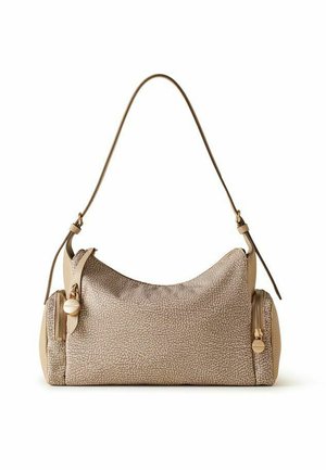 Sac à épaule marron clair texturé avec sommet arrondi, sangle réglable, poches latérales zippées et tirettes rondes beige.