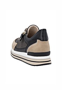 Sneaker con materiali in rete nera e suede beige, caratterizzato da un tallone nero testurizzato, suola bianca a contrasto e dettagli in hardware dorato.