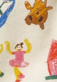Gemusteter Stoff mit bunten, kindlichen Zeichnungen eines Mädchens in einem pinken Kleid, eines Hauses, eines Hundes und verspielten Figuren in verschiedenen Farben.