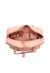 Rosa läderhandväska med en texturerad yta, guldfärgad hårdvara och ett rymligt inre med flera fack och dragkedjestängning.