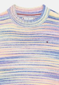 Multifarget strikkegenser med pastellstriper i lavendel, rosa og gul, med rund ribbestrikket hals og liten logodetalj.