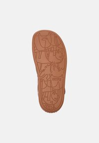 Ruskea kumipohja on varustettu eläinten ja abstraktien muotojen kohokuvioidulla designilla, ja siinä on brändäys "CAMPER" sekä koko "28".