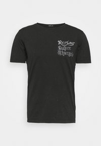 Czarny t-shirt z krótkim rękawem, wykonany z bawełny, z teksturowanym materiałem i nadrukowanym srebrnym logo na lewej piersi.