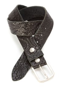 Zwarte geweven leren riem met een zilveren metalen gesp en een gestructureerd oppervlak met zichtbare stiksels en meerdere verstelgaten.