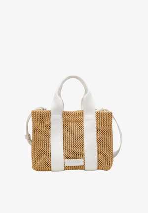 Geweven stro-handtas met witte stoffen hengsels, vierkante vorm, kleine maat en een afneembare schouderriem. Heeft een logo aan de voorkant.