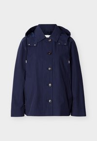 Μπλε ναυτικό αδιάβροχο μπουφάν με κουμπιά, γιακά, κουκούλα με κορδόνια, μακριά μανίκια και πλαϊνές τσέπες σε απλό φόντο.